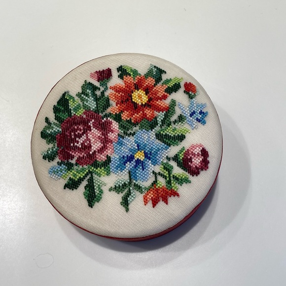 Round Tapestry Needlepoint Storage Keepsake Jewelry Trinket Box - Picture 3 of 8